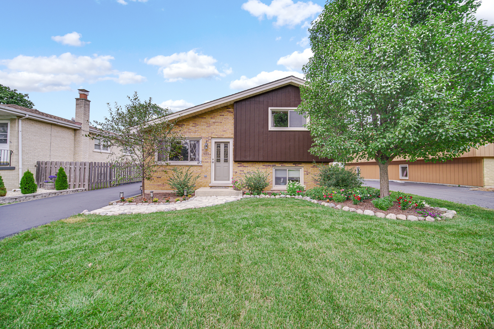 Photo of 557 W Crockett Avenue, Elmhurst, IL 60126