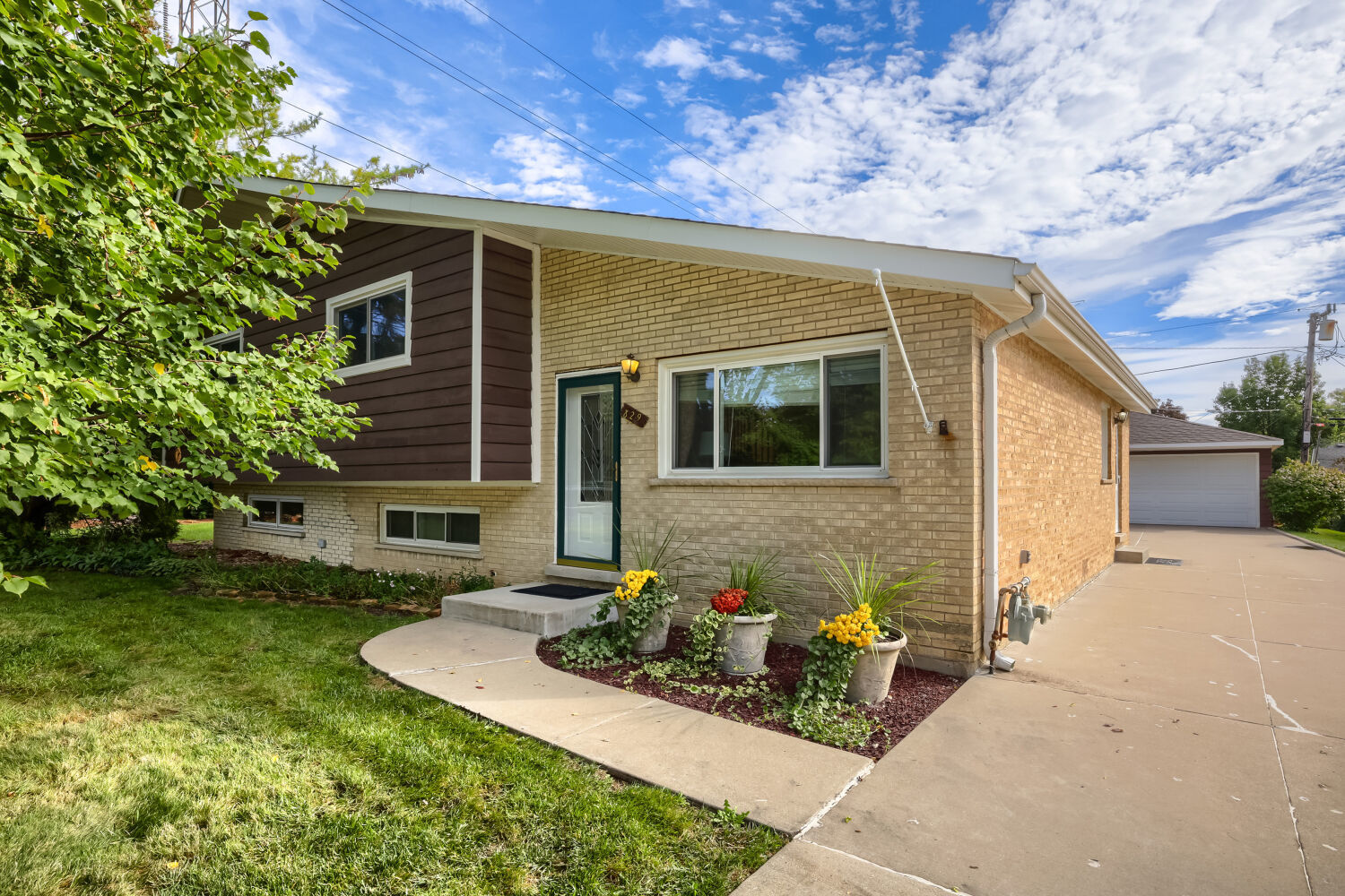 Photo of 829 N Howard Avenue, Elmhurst, IL 60126