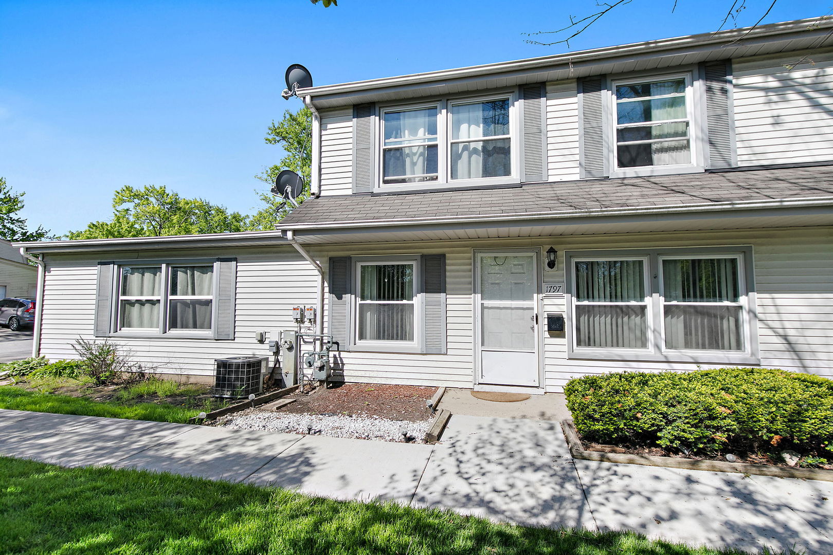 Photo of 1797 Queensbury Circle, Hoffman Estates, IL 60169