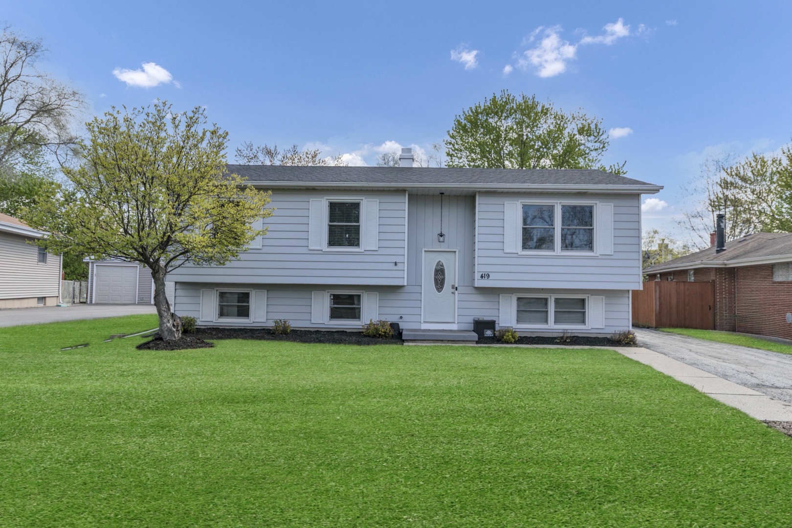 Photo of 419 DEERPATH Drive, Lindenhurst, IL 60046