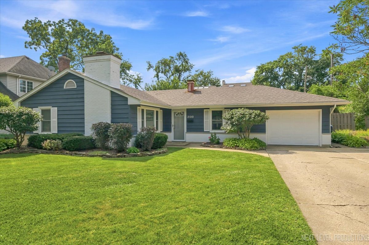 Photo of 2010 Paddock Lane, Wheaton, IL 60187