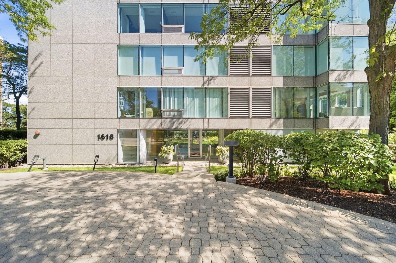 Photo of 1618 Sheridan Road, Wilmette, IL 60091
