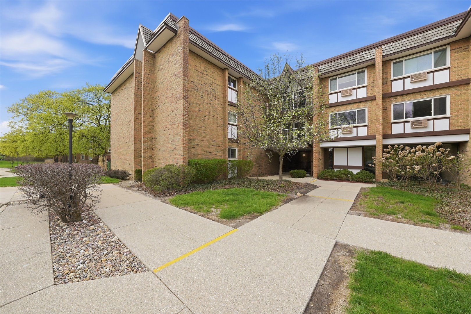 Photo of 300 Claymoor Road, Hinsdale, IL 60521