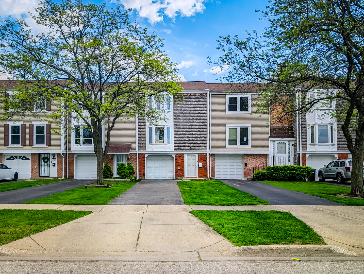 Photo of 1931 Governors Lane, Hoffman Estates, IL 60169
