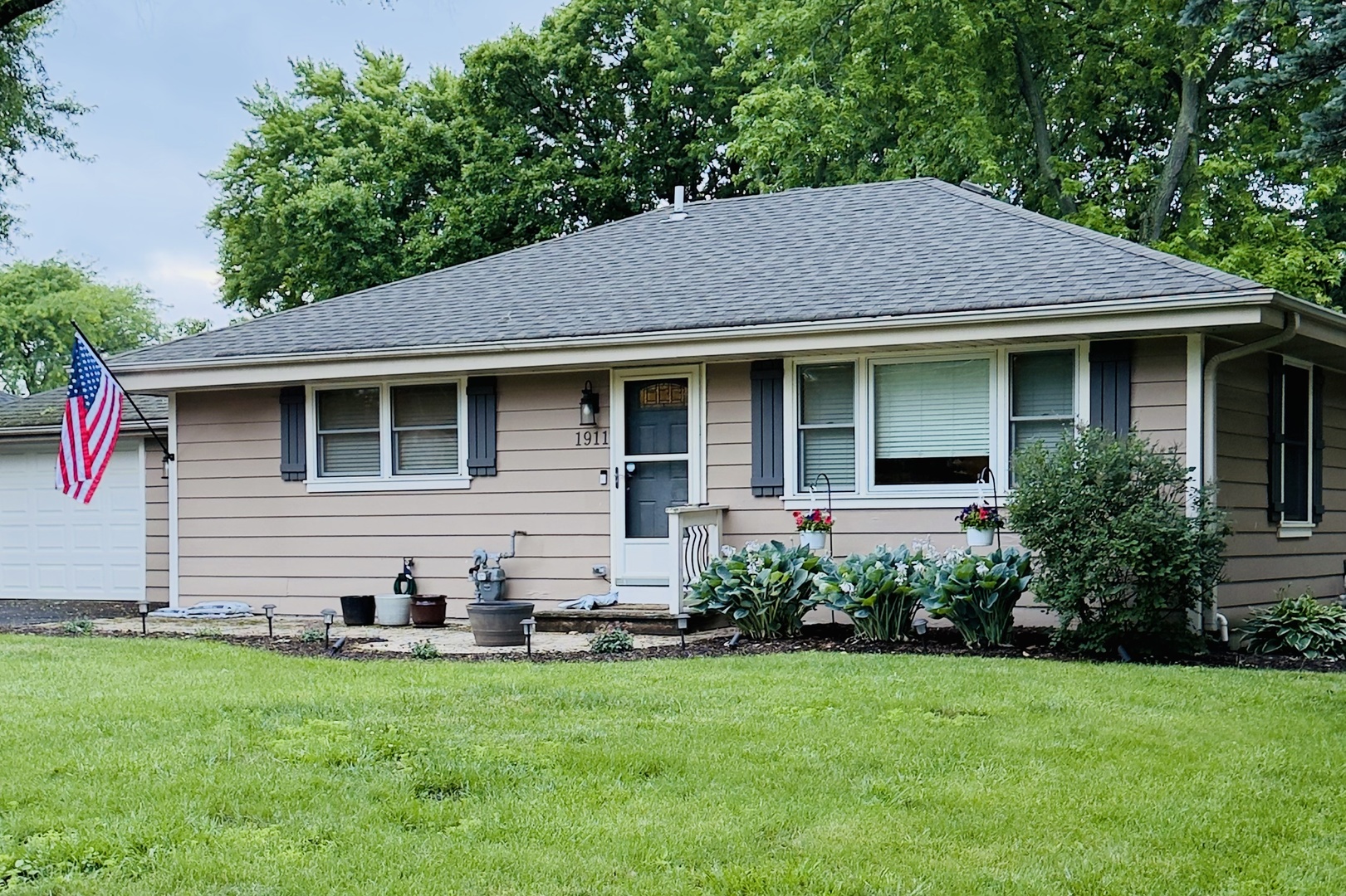 Photo of 1911 Hazelwood Drive, Lindenhurst, IL 60046