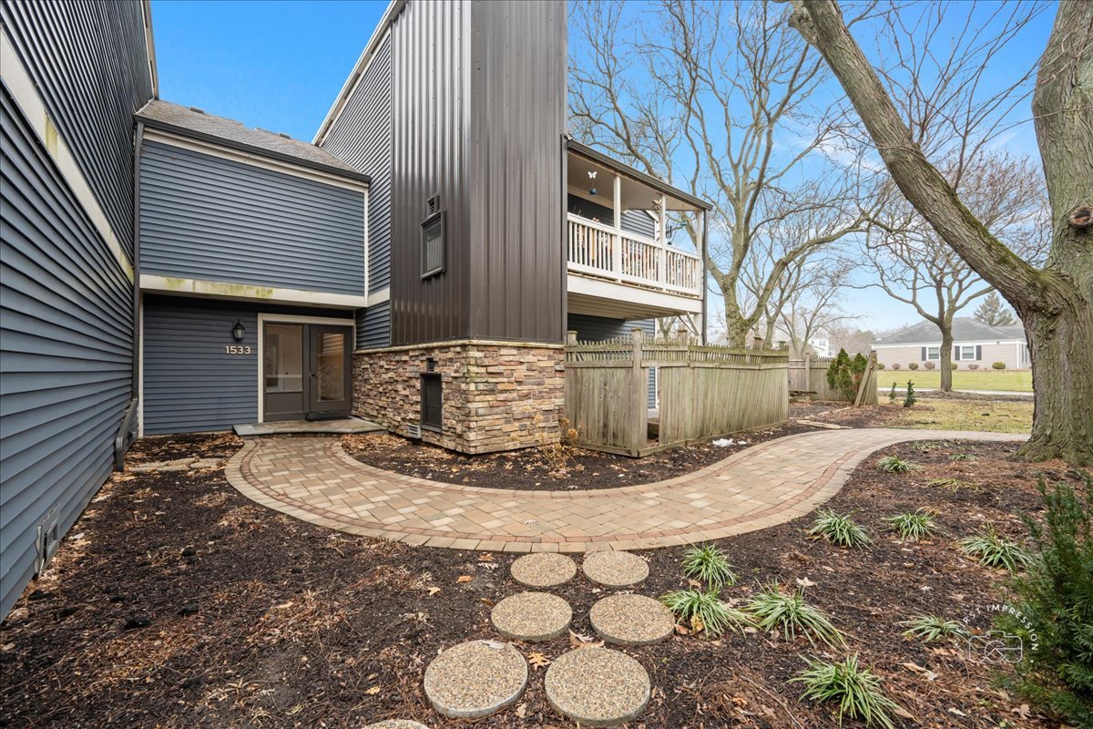 Photo of 1533 S County Farm Road, Wheaton, IL 60189