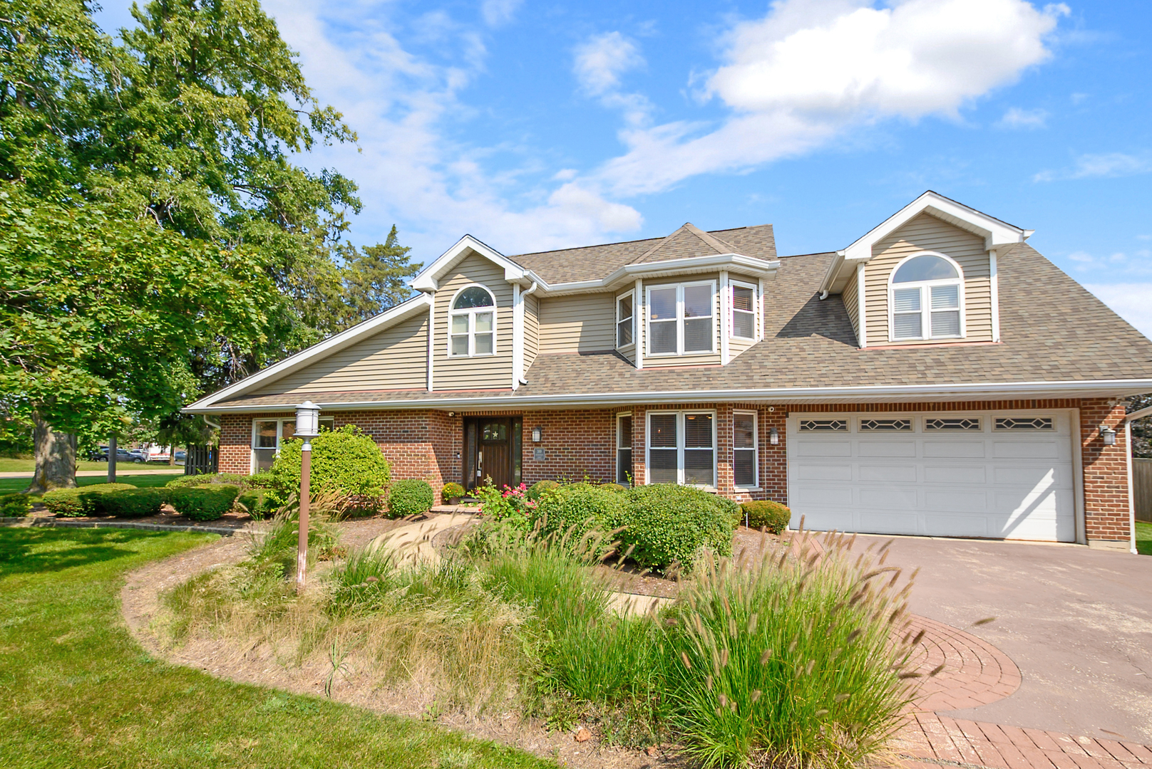 Photo of 389 W Evergreen Lane, Elmhurst, IL 60126