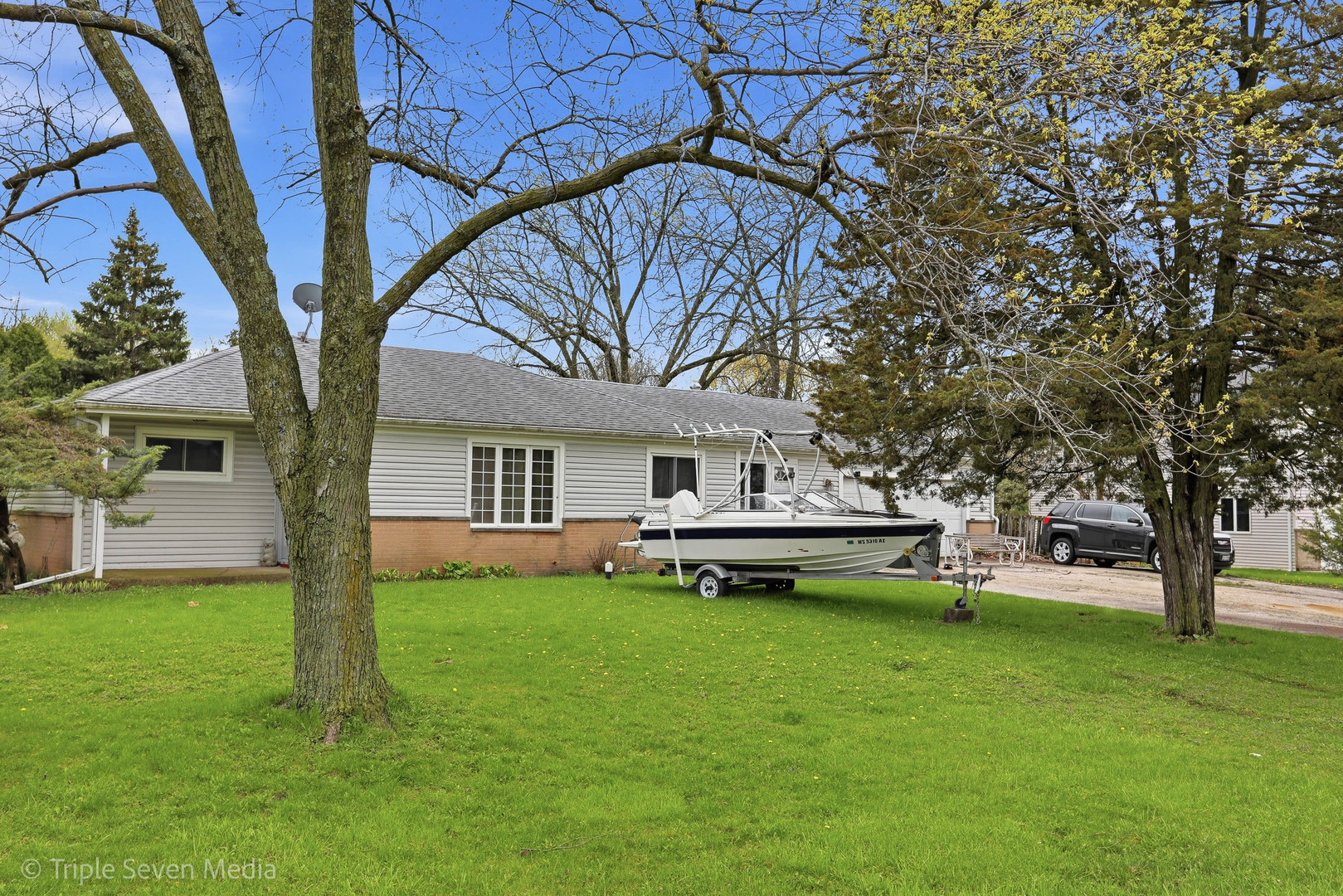 Photo of 1000 N Bluebonnet Lane, Hoffman Estates, IL 60169