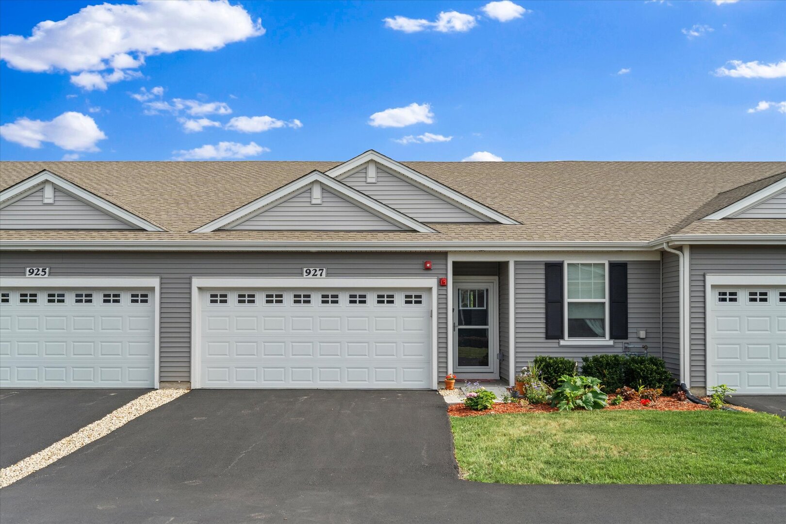 Photo of 927 Darwin Street, North Aurora, IL 60542