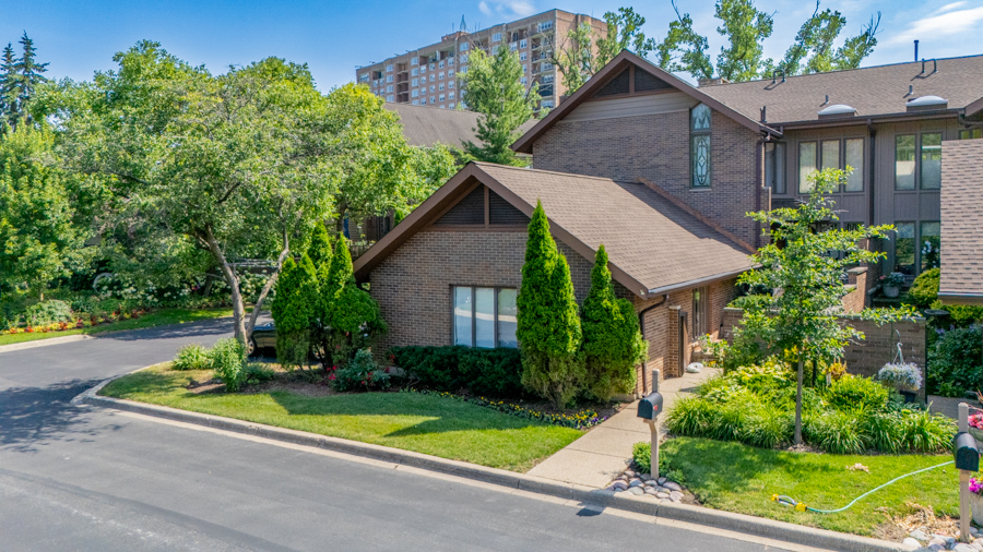 Photo of 1210 Hawthorne Lane, Hinsdale, IL 60521