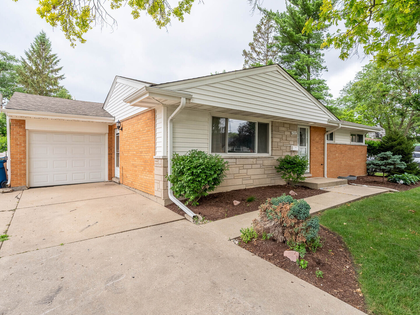 Photo of 454 E Park Avenue, Elmhurst, IL 60126