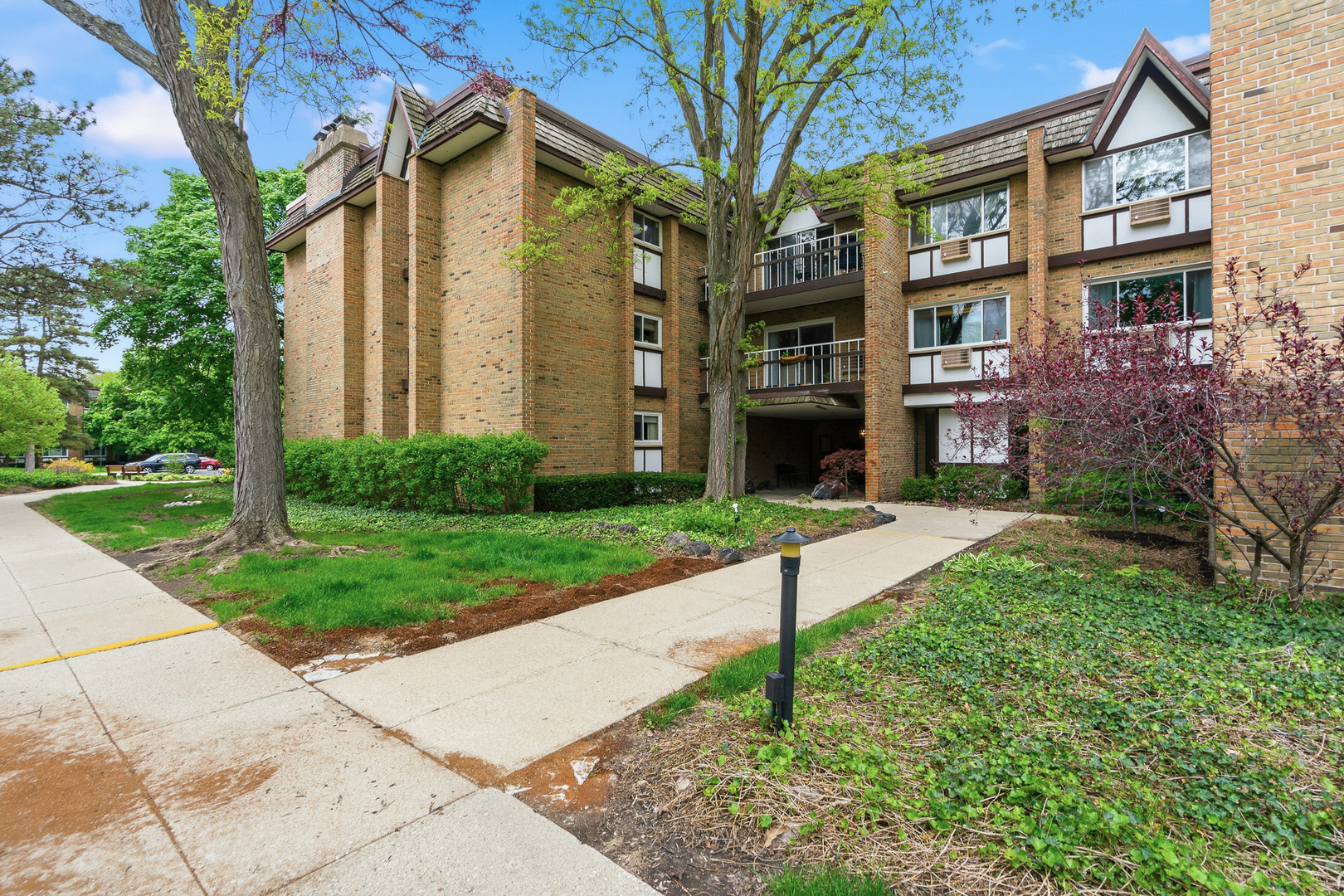 Photo of 320 Claymoor Road, Hinsdale, IL 60521
