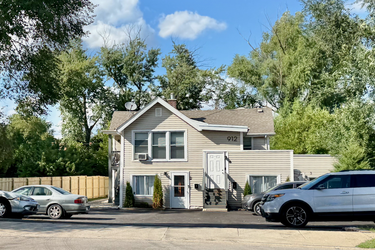 Photo of 912 E Saint Charles Road, Lombard, IL 60148