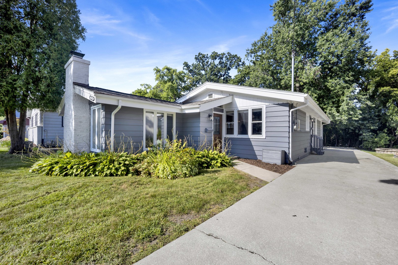 Photo of 376 N WEST Avenue, Elmhurst, IL 60126