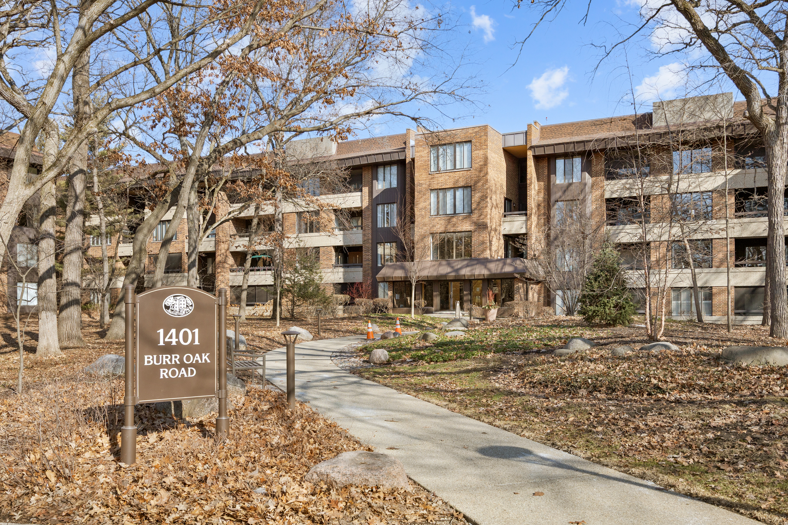 Photo of 1401 Burr Oak Road, Hinsdale, IL 60521