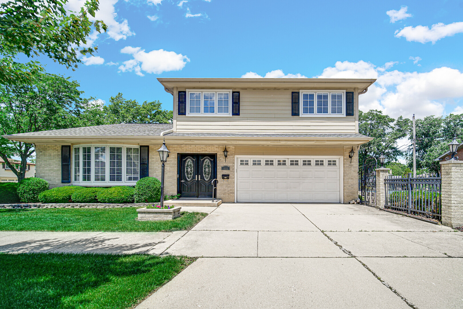 Photo of 495 E Park Manor Court, Elmhurst, IL 60126