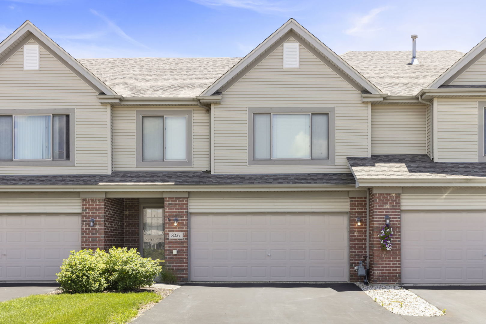 Photo of 8227 Auburn Lane, Frankfort, IL 60423