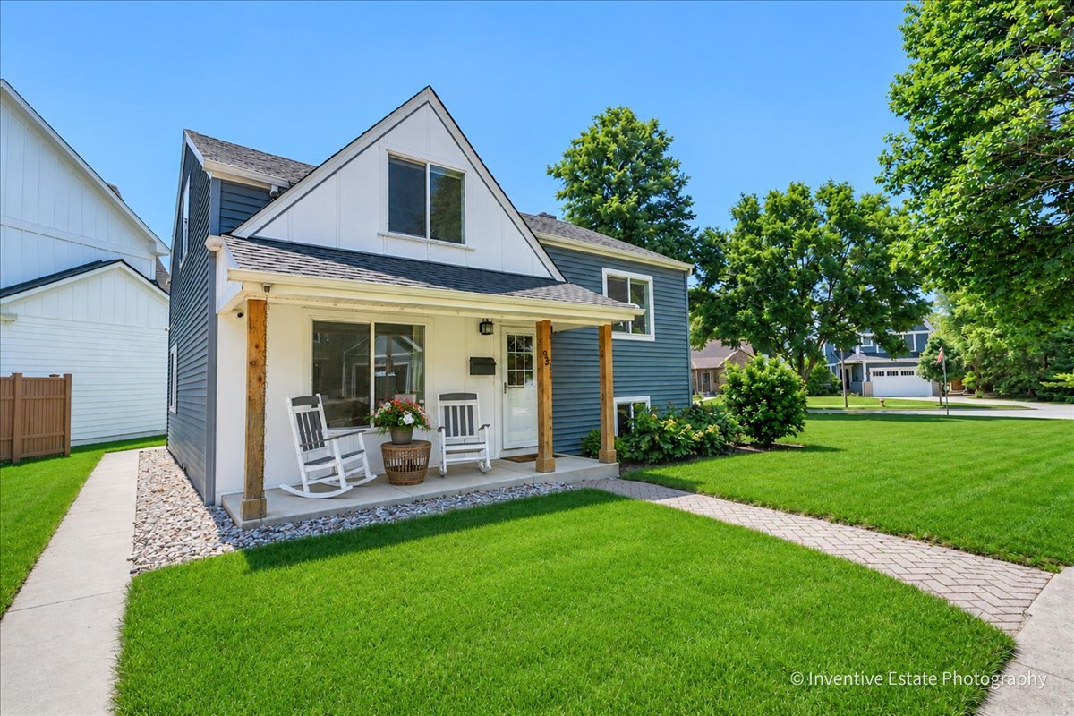 Photo of 331 W Hillside Avenue, Elmhurst, IL 60126