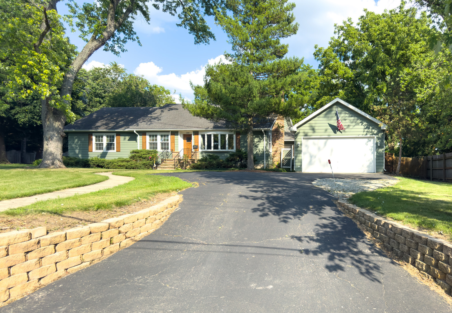 Photo of 1219 Golf Lane, Wheaton, IL 60189