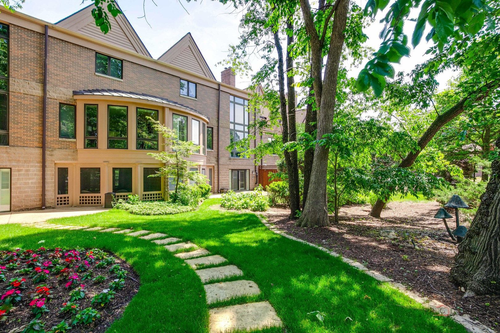 Photo of 1302 Hawthorne Lane, Hinsdale, IL 60521