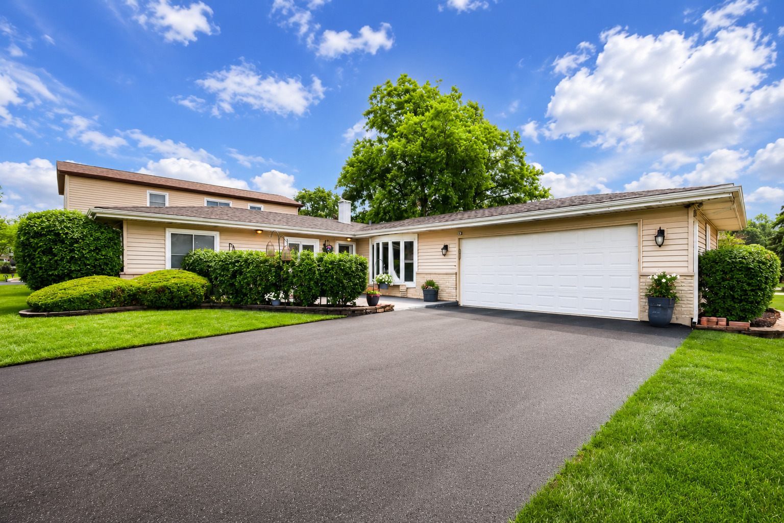 Photo of 410 Manor Hill Lane, Lombard, IL 60148
