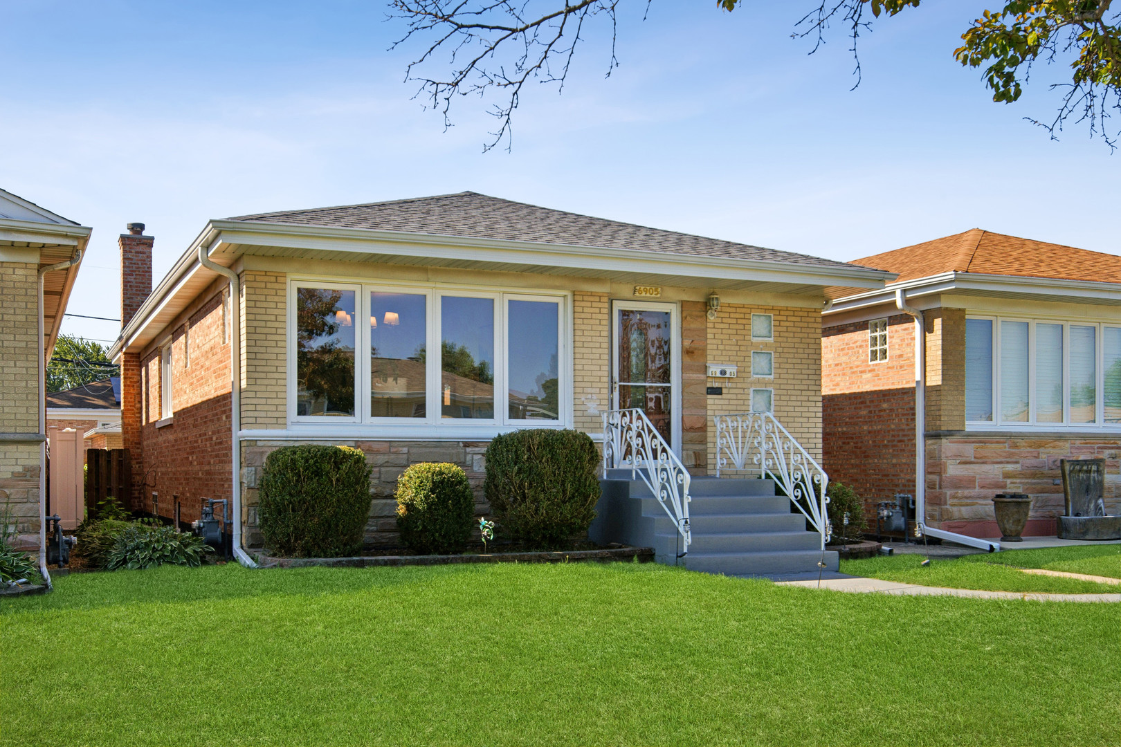 Photo of 6905 W Leland Avenue, Harwood Heights, IL 60706