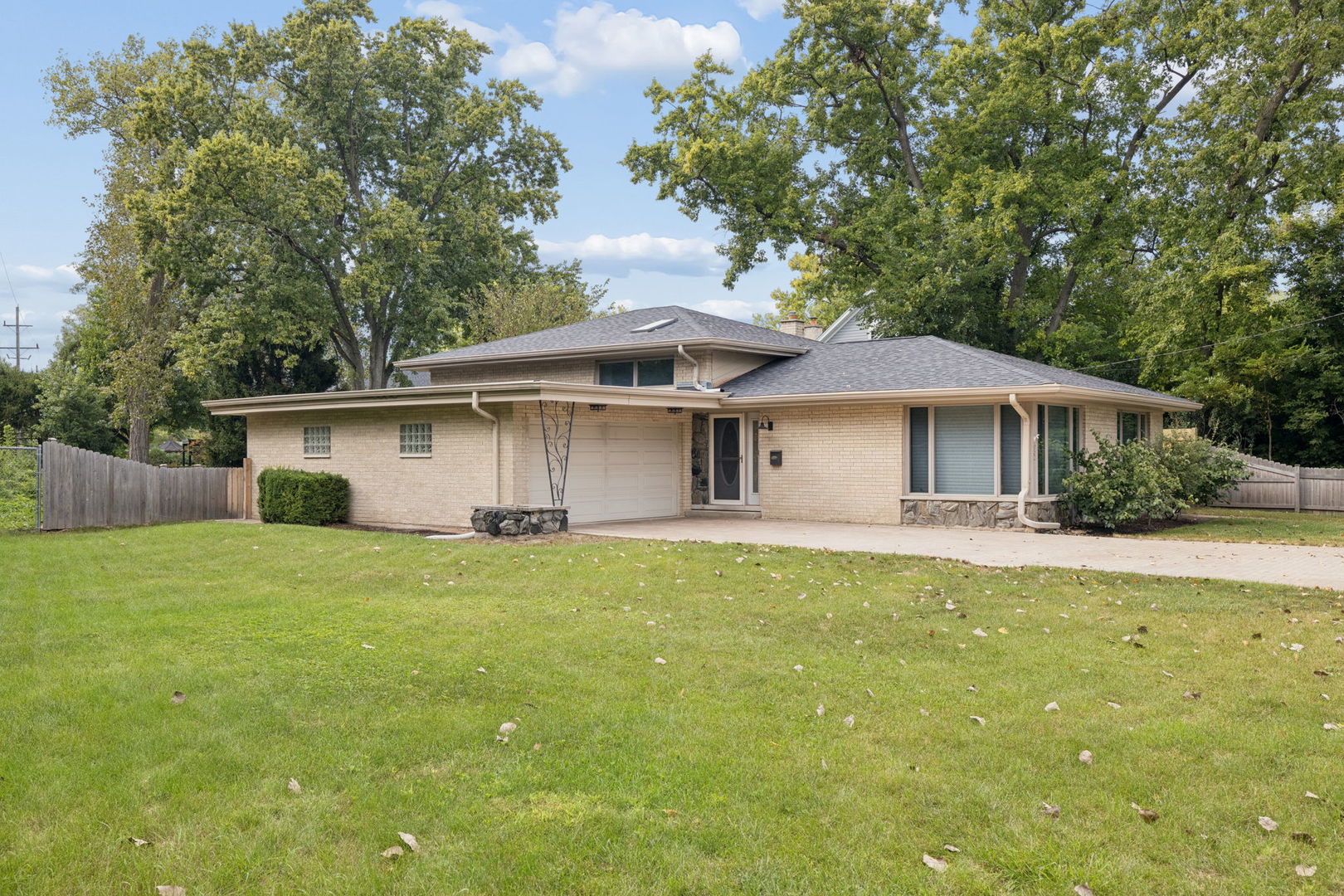 Photo of 652 S Poplar Avenue, Elmhurst, IL 60126