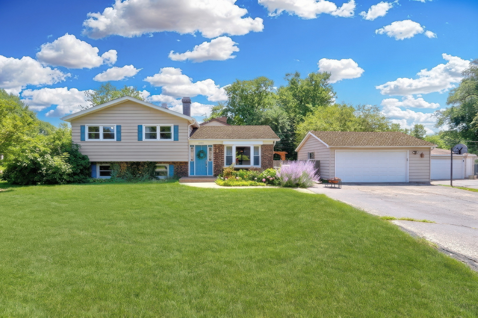 Photo of 2420 SE Thornwood Drive, Lindenhurst, IL 60046