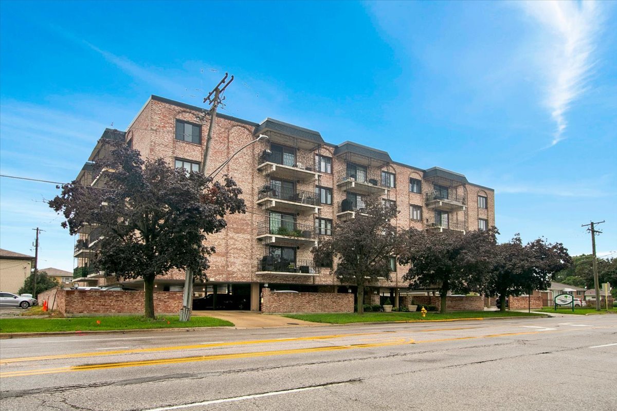 Photo of 7525 W Lawrence Avenue, Harwood Heights, IL 60706