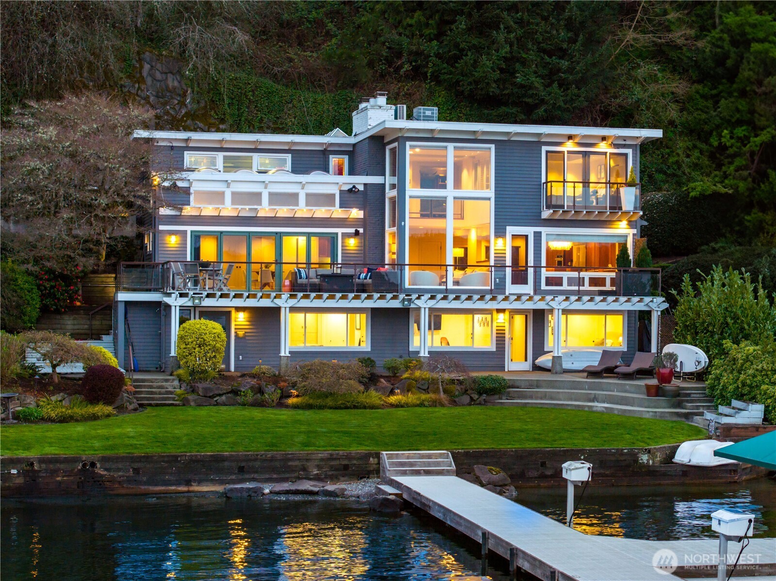 Photo of 842 W Lake Sammamish Parkway SE, Bellevue, WA 98008