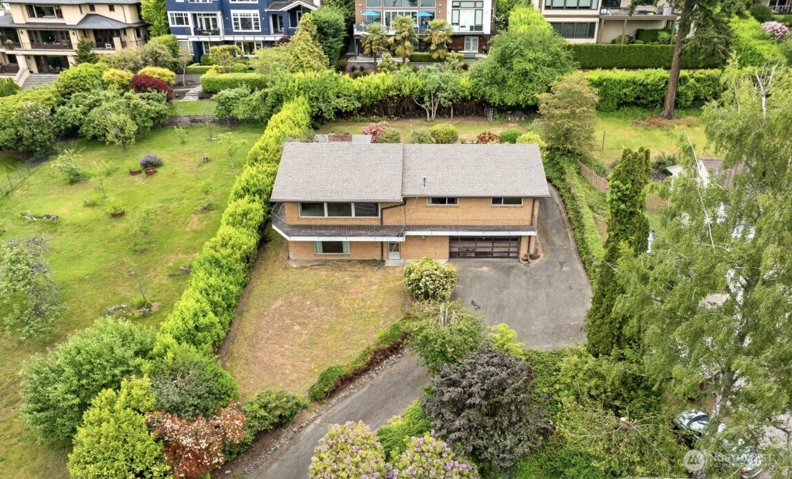 Photo of 9510 Lake Washington Boulevard NE, Bellevue, WA 98004