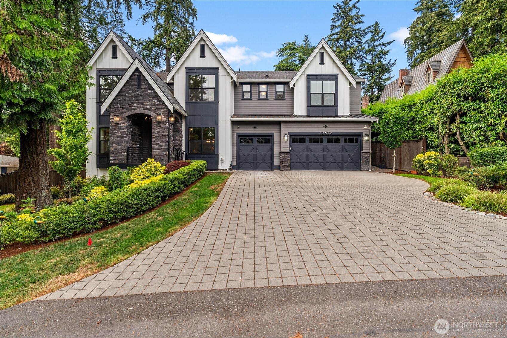 Photo of 10668 SE 32nd Street, Bellevue, WA 98004