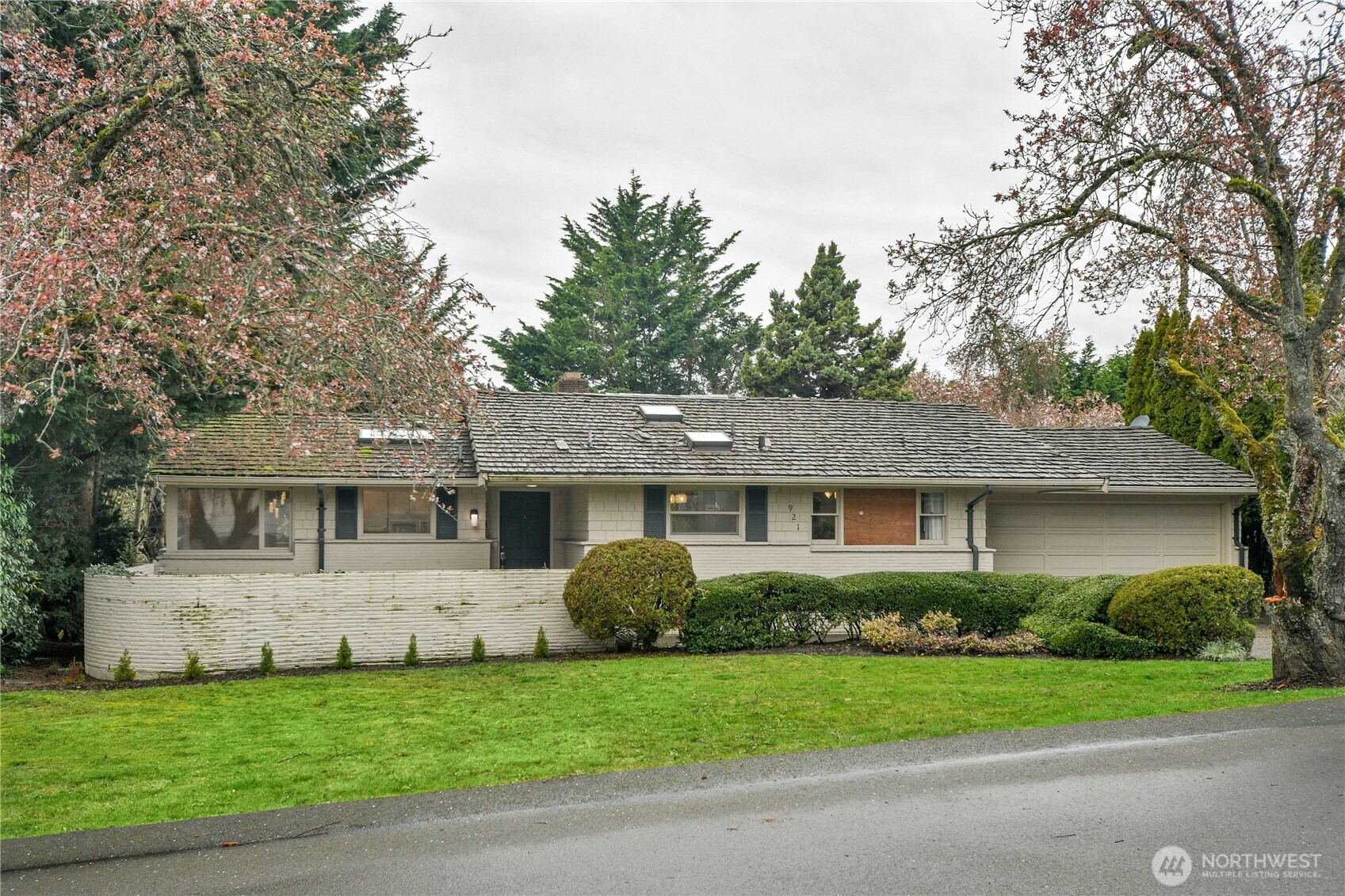 Photo of 921 Sunset Way, Bellevue, WA 98004