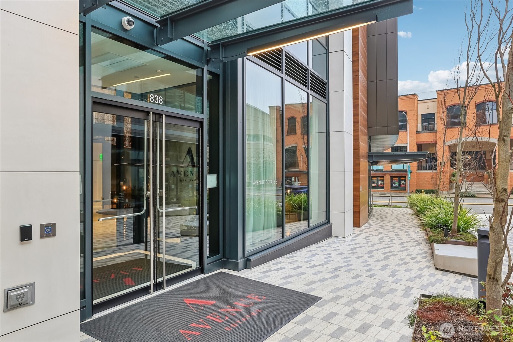 Photo of 838 Avenue Square NE, Bellevue, WA 98004