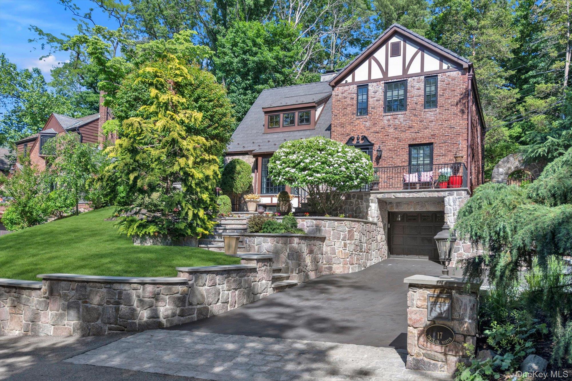 Photo of 17 Sinclair Martin Drive, Roslyn, NY 11576