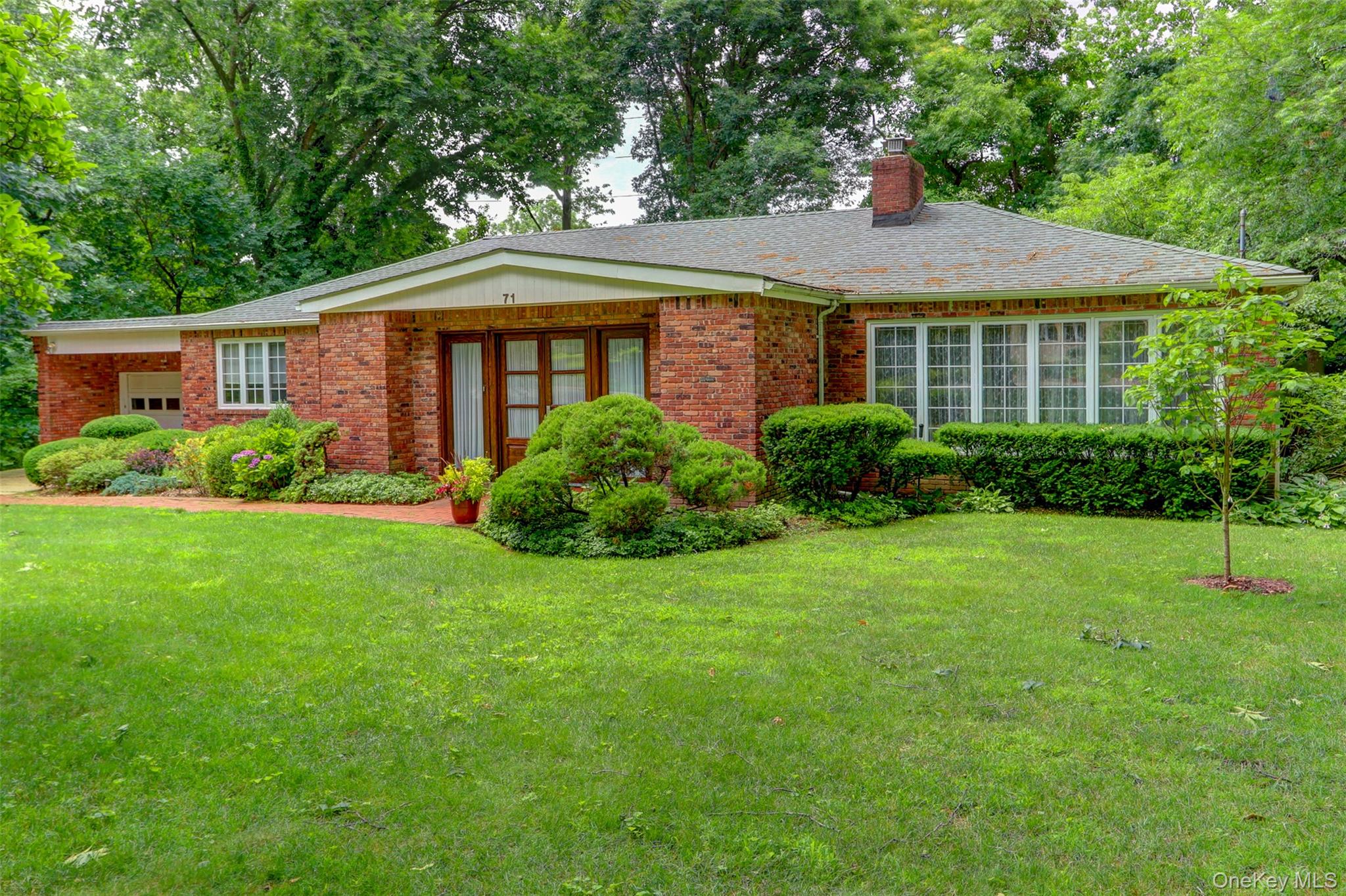 Photo of 71 Knollwood Road, Roslyn, NY 11576