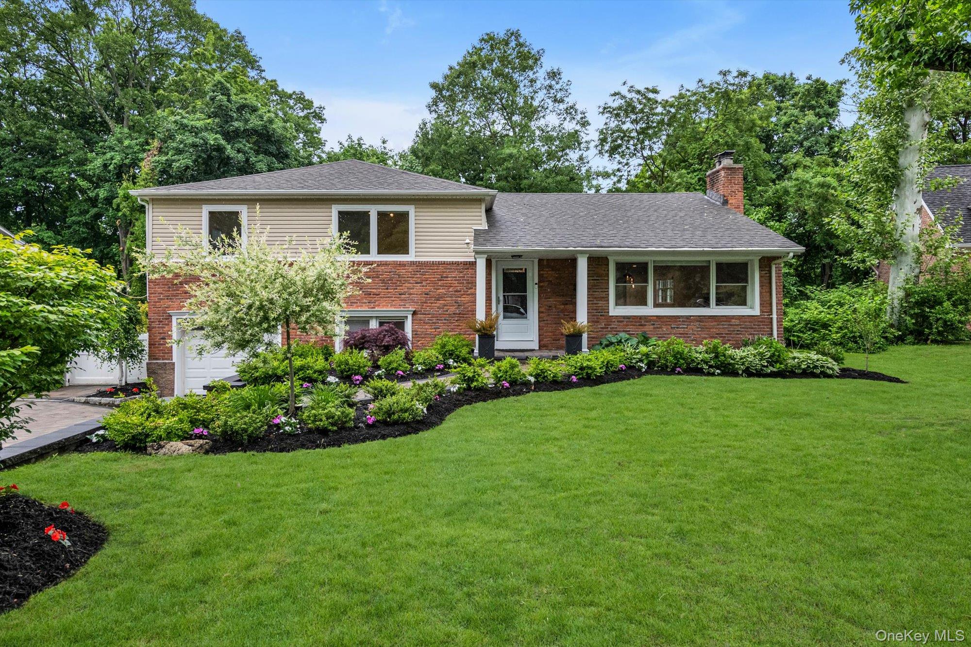 Photo of 18 Pine Drive N, Roslyn, NY 11576