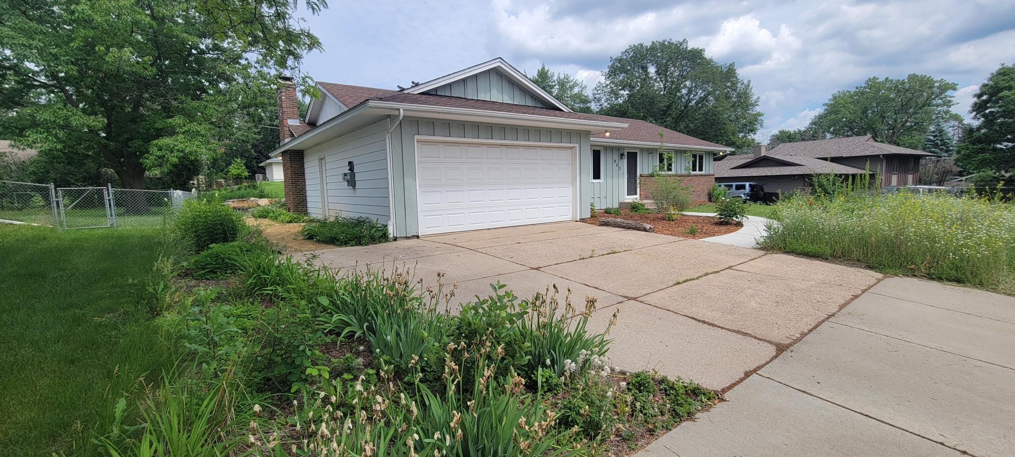 Photo of 953 Redwood Drive, Apple Valley, MN 55124