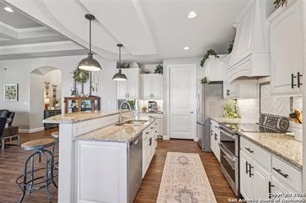 Photo of 132 Fairway Dr, Floresville, TX 78114