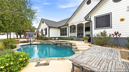 Photo of 226 Broken Arrow, Floresville, TX 78114