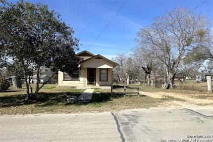 Photo of 915 STANDISH ST, Floresville, TX 78114
