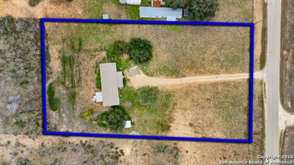 Photo of 300 County Road 307, Floresville, TX 78114