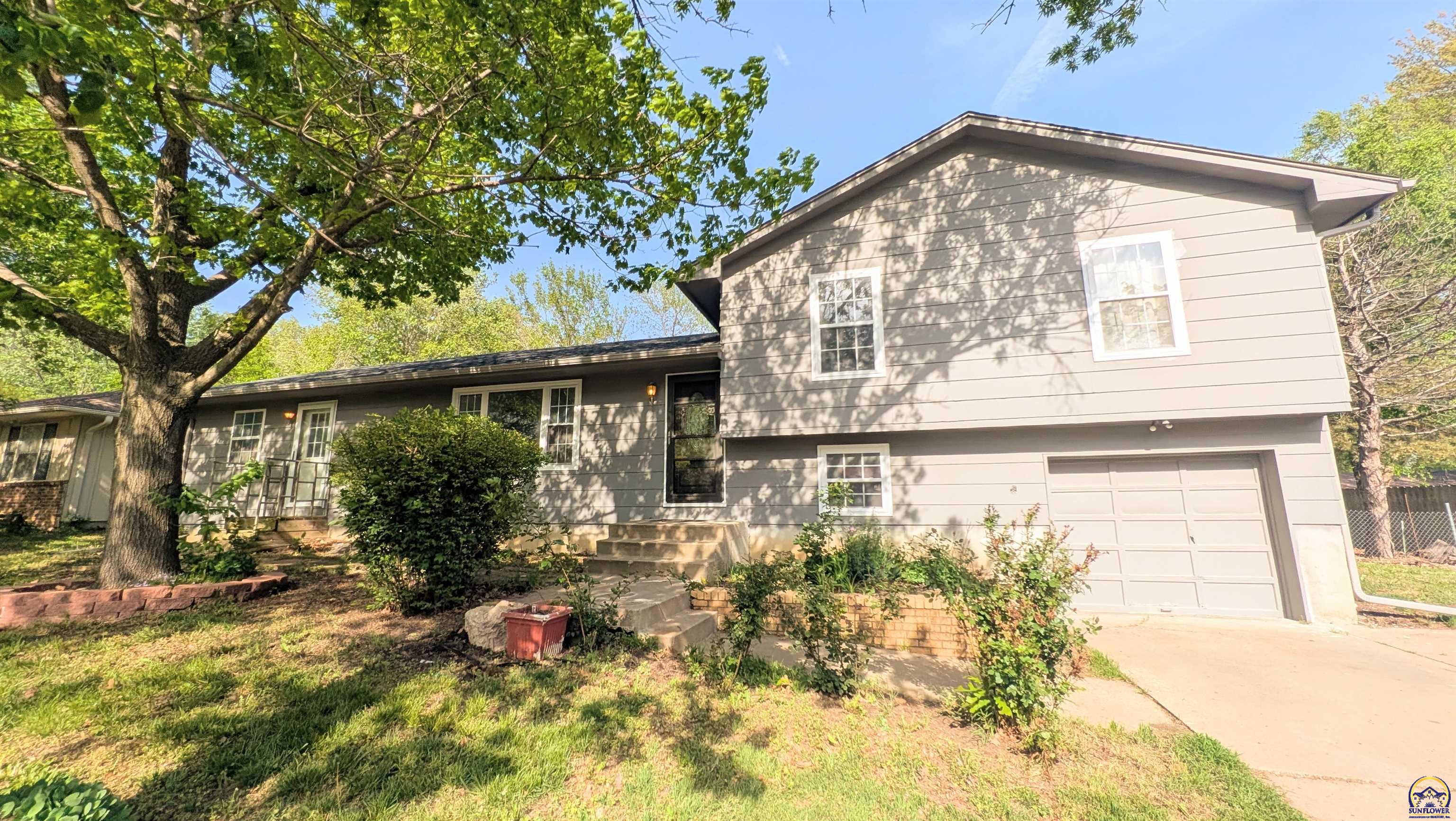 Photo of 938 Luther St, Emporia, KS 66801-6432