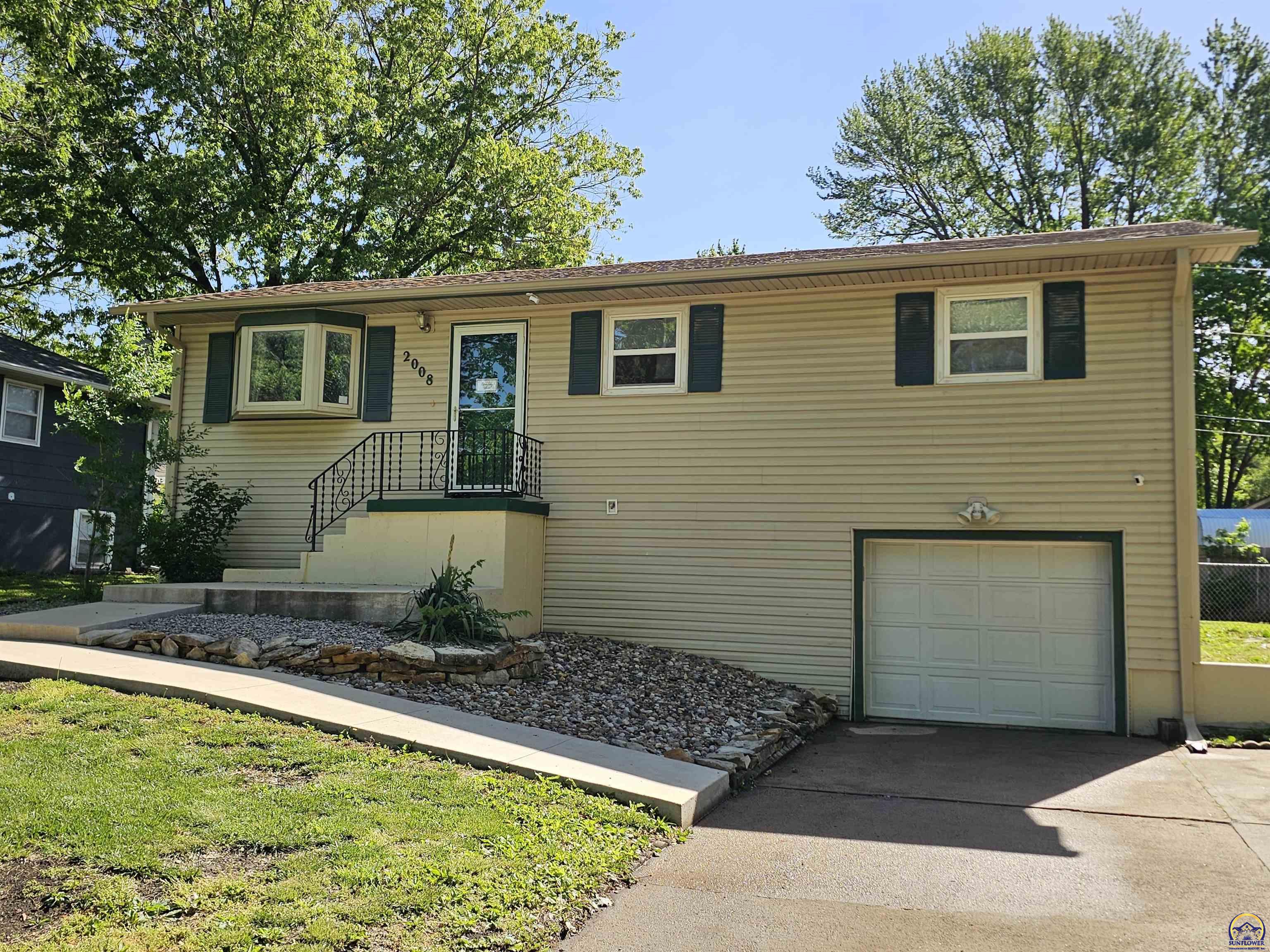 Photo of 2008 Maplecrest Dr, Emporia, KS 66801
